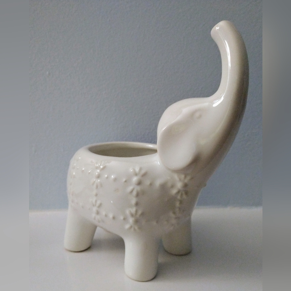 White Ceramic Elephant w/ Embossed Floral Design (6.75in H x 6in L x 3in W)